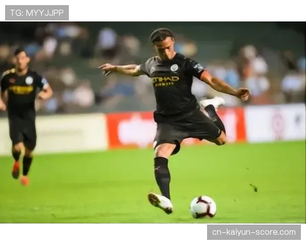 斯特林与萨内边路风格分化：无球前插与持球内切的路径差异