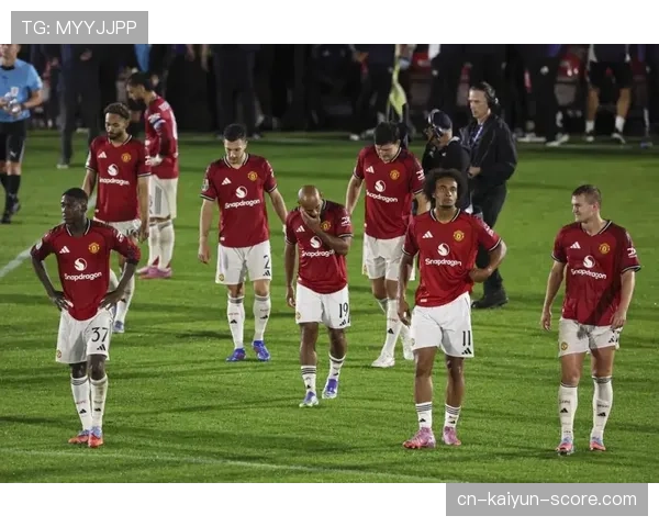 曼联爆冷负于英乙球队，防守漏洞与战术混乱问题凸显